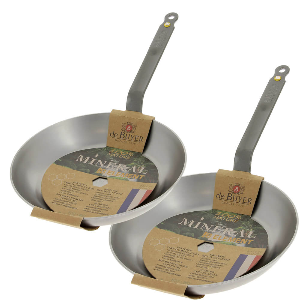 Zwei De Buyer Mineral B Element Eisenpfannen (24 cm & 28 cm) aus dem 2-teiligen Set, mit langen Griffen und Kartonverpackung, von oben gesehen.
