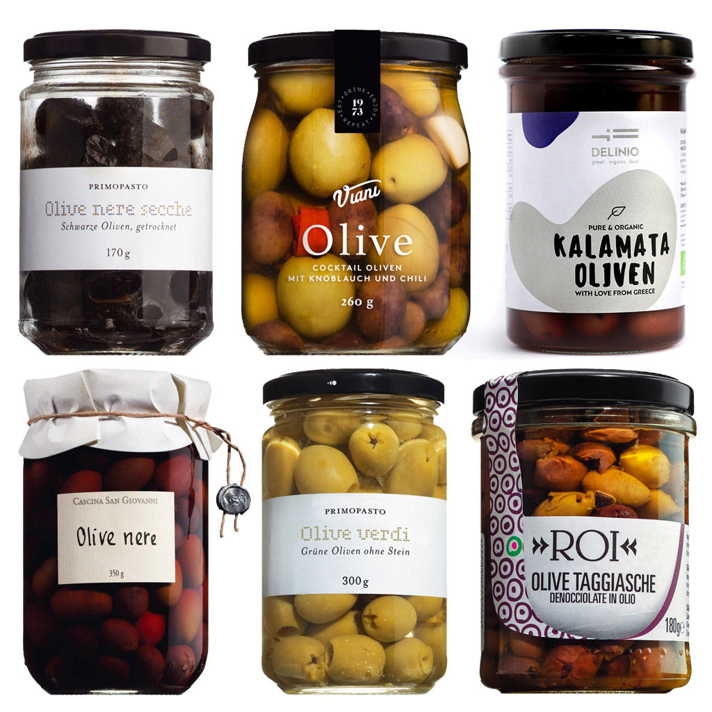 Das Mondogusto 6er Oliven Probierpaket Bestseller besteht aus sechs Gläsern mit verschiedenen Oliven in unterschiedlichen Formen und Größen, die vor einem weißen Hintergrund präsentiert werden.