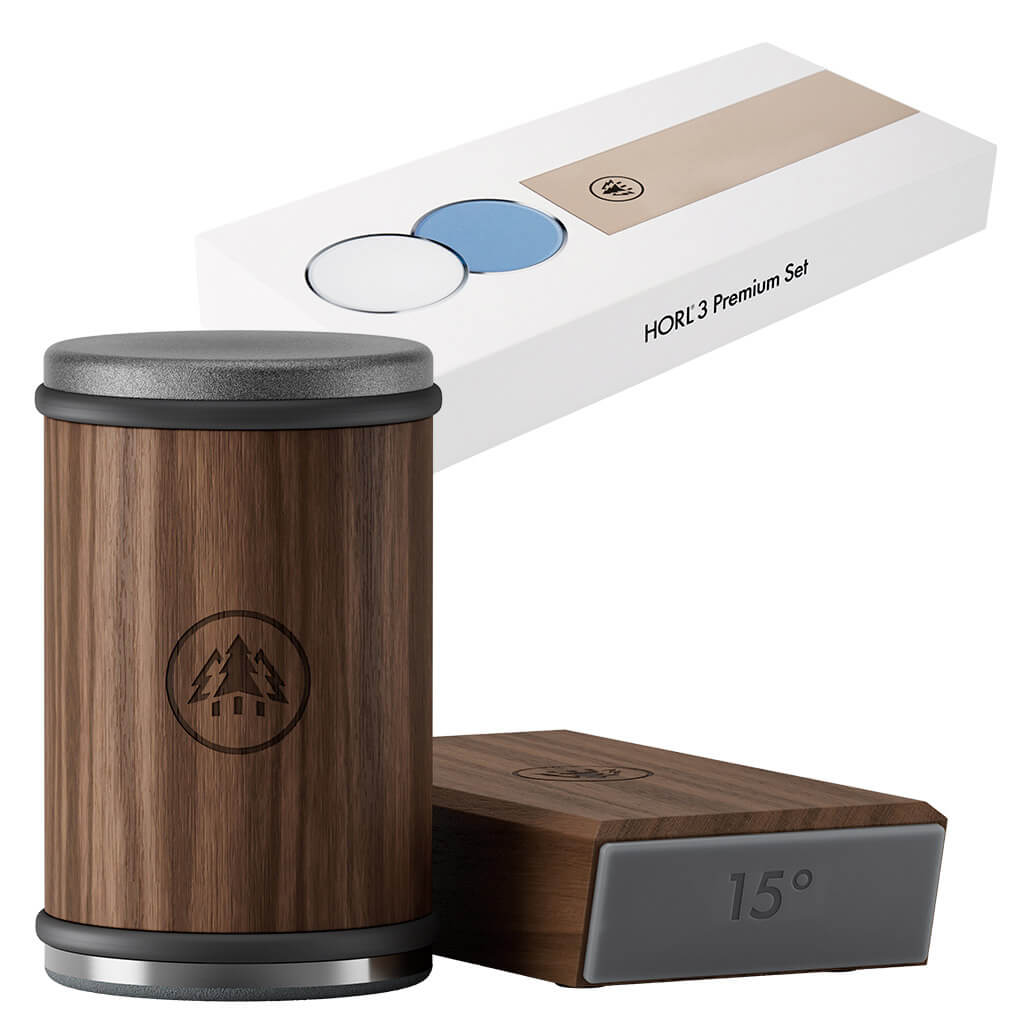 Das HORL 3 Rollschleifer Deluxe Set Nussbaum von HORL 1993 besteht aus einem hölzernen Messerschärfer, einem abgewinkelten Block und einer hochwertigen Set-Box mit minimalistischem Berg-Logo.