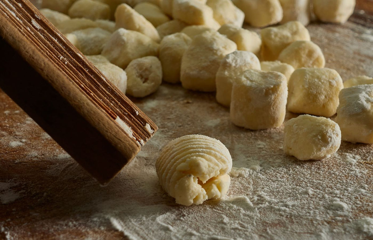 Bild von Gnocchi Herstellung mit Holzbrett